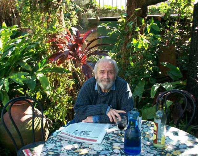 En su refugio. Junto al diario y la copa