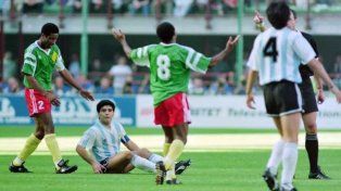 Diego Maradona en el piso. Argentina cayó con Camerún en el estreno en Italia 90. Ahora, Scaloni va por un debut triunfal.