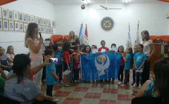 El coro infantil Jilgueritos recibió la Bandera Universal de la Paz