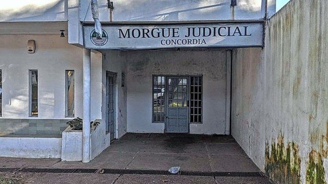 No pueden retirar un cuerpo en Concordia porque el encargado de la morgue está de vacaciones.