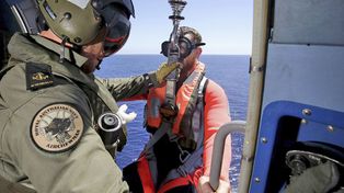 Sin pistas, se apagan las señales de las cajas negras del avión malayo