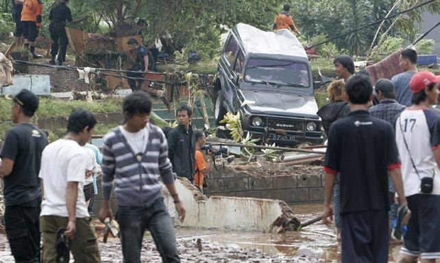 Mueren al menos 50 personas tras rotura de un dique en Indonesia