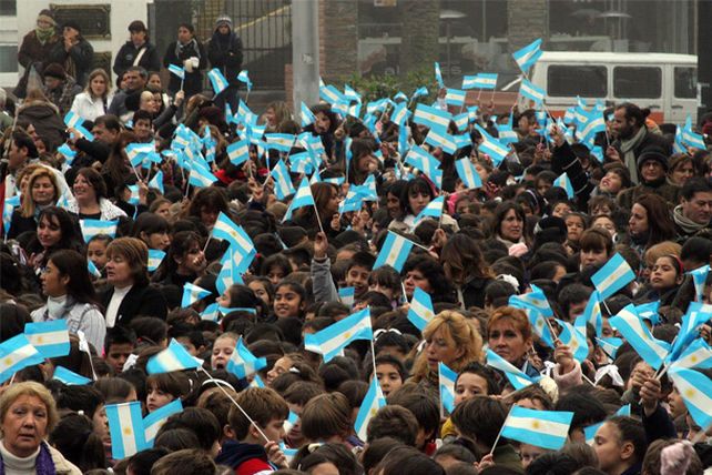 Alumnos de 4to grado juraron lealtad a la Bandera en la Plaza 25 de Mayo