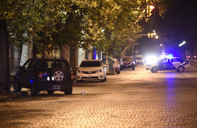 La Ford EcoSport en la que circulaba Aquino cuando fue asesinado en la zona sur de Rosario en 2016.