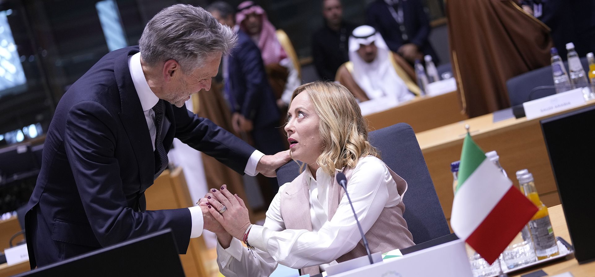 El primer ministro de los Países Bajos, Dick Schoof, estrecha la mano de la primera ministra de Italia, Giorgia Meloni, durante una mesa redonda del Consejo de Cooperación del Golfo y la Unión Europea en el edificio del Consejo Europeo en Bruselas, Bélgica, el miércoles 16 de octubre de 2024. (Foto AP/Virginia Mayo) El primer ministro de los Países Bajos, Dick Schoof, estrecha la mano de la primera ministra de Italia, Giorgia Meloni, durante una mesa redonda del Consejo de Cooperación del Golfo y la Unión Europea en el edificio del Consejo Europeo en Bruselas, Bélgica, el miércoles 16 de octubre de 2024. (Foto AP/Virginia Mayo)