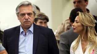 Mientras el expresidente reclama a la Justicia que su hijo vuelva a la Argentina, la exprimera dama es señalada por uso irregular de bienes y malversación de caudales públicos.