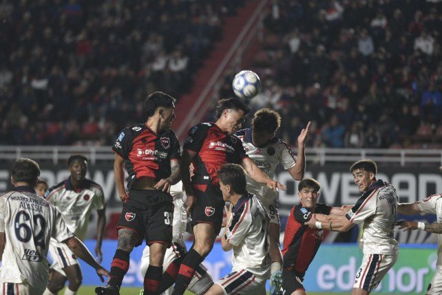 Bruno Cabrera intenta conectar de cabeza para Newells.