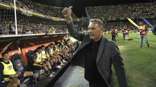 El DT auriazul saluda a la platea en la previa del partido