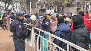 Miles de hinchas de Boca esperando para conseguir entradas en el estadio Martearena de Salta