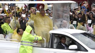 Francisco desafía tormenta para consolar a víctimas de tifón en Filipinas
