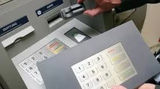 Los distintos trucos y los aparatos usados para clonar tarjetas de débito