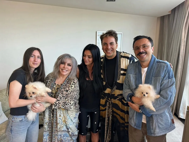La familia Castro junto a los cachorros de raza pomerania