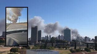 Columna de humo cruzando el cielo de la ciudad por la quema de pastizales en Circunvalación Oeste.