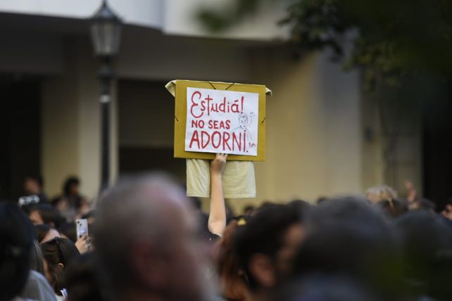 En Rosario, la plaza San Martín desbordó de gente y de consignas