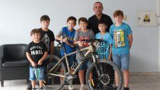 Parte de los chicos de la Escuelita Municipal de Ciclismo junto a su entrenador.