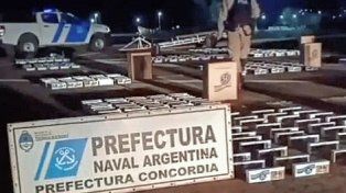 Secuestraron 5.000 paquetes de cigarrillos y más de 2.350 desodorantes durante el operativo.