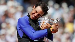 La emoción de Rafa Nadal en la ceremonia de entrega de trofeos lo dice todo.