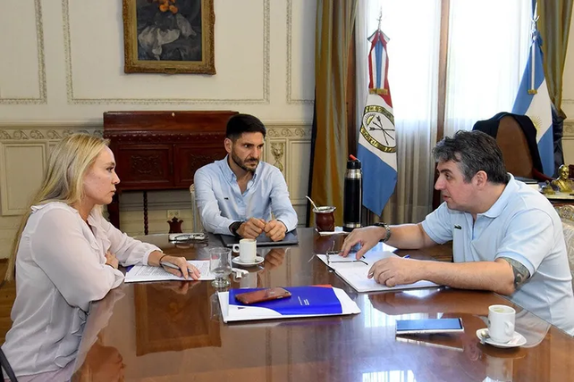 El gobernador Maximiliano Pullaro junto al ministro de Seguridad y Justicia de la provincia, Pablo Cococcioni, y la titular del Ministerio P&uacute;blico de la Acusaci&oacute;n, Mar&iacute;a Cecilia Vranicich.&nbsp;