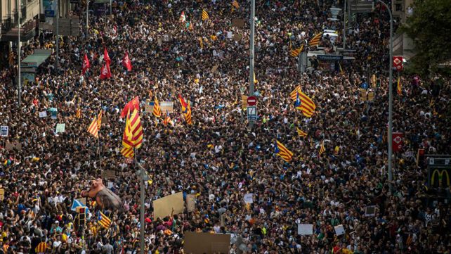 Paro general y protesta masiva en Cataluña por la represión durante el referéndum