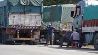 DEsde ekl Sindicato de Camioneros de Santa Fe indicaron que para un camión con tanque de combustible de poca capacidad salir a la ruta es un riesgo.