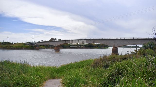 El puente Arroyo Leyes se encuentra ubicado a 36 km al noreste de la ciudad de Santa Fe