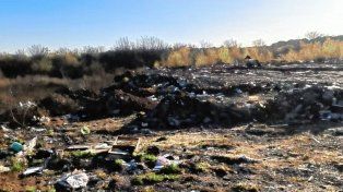 Concepción del Uruguay: vecinos denuncian basural ilegal para rellenar el arroyo El Curro y ganar terreno.