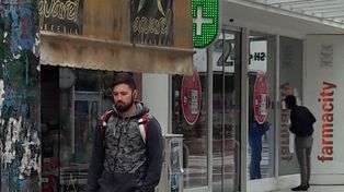 La temperatura bajó repentinamente y la gente debió abrigarse