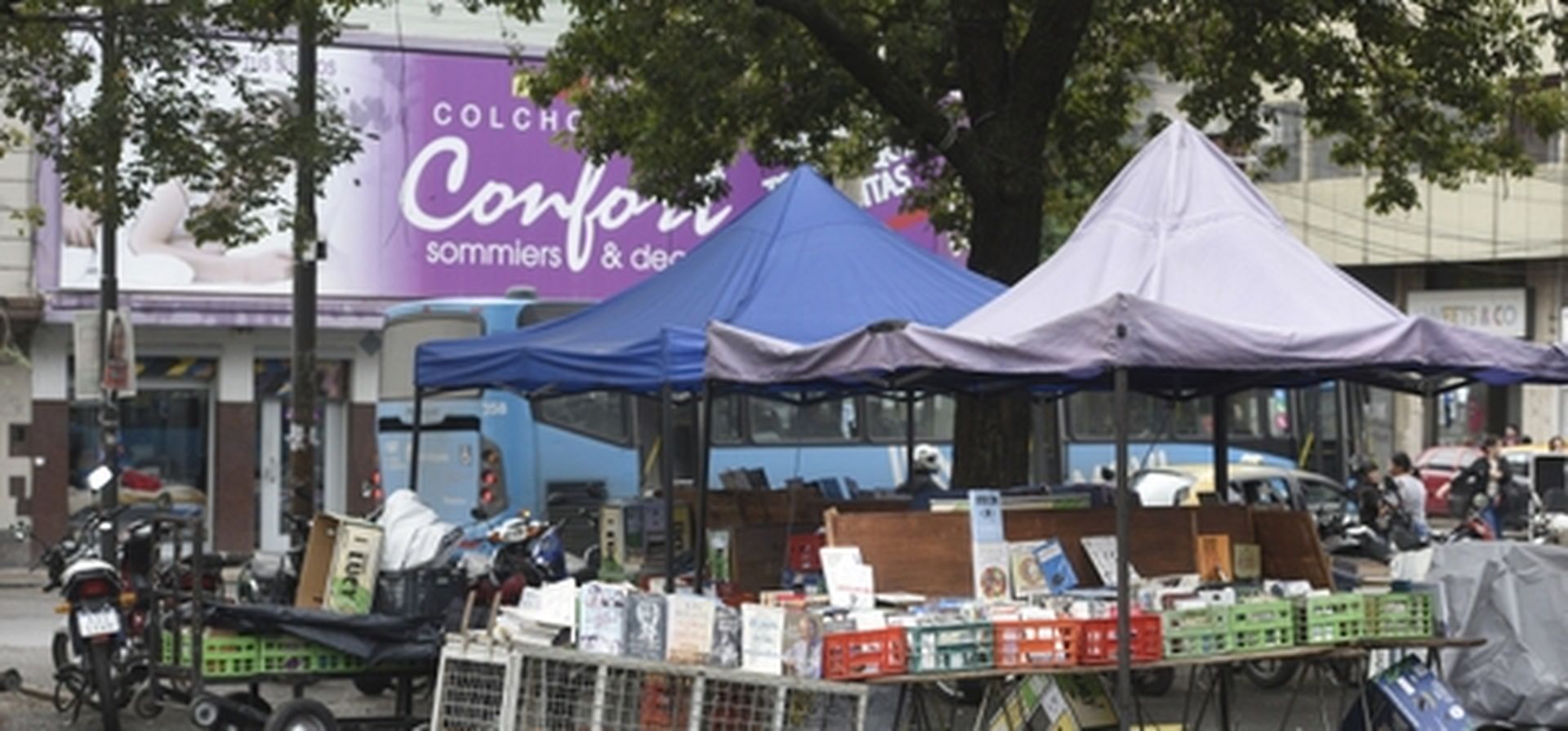 Actualmente, los libreros de la plaza Sarmiento se ven obligado diariamente a armar y desarmar los puestos, alquilar depósitos, trasladar las mesas y los libros para guardarlos al cierre de la jornada. Actualmente, los libreros de la plaza Sarmiento se ven obligado diariamente a armar y desarmar los puestos, alquilar depósitos, trasladar las mesas y los libros para guardarlos al cierre de la jornada.