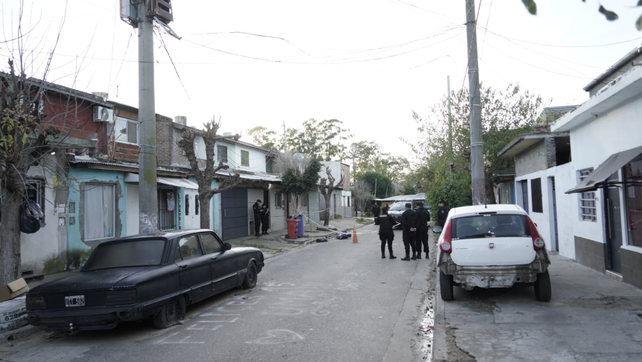 Crimen en zona sur: el cadáver de Thiago González yace en la calle. La policía realiza las primeras medidas.