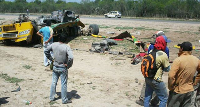 Murieron 13 personas al volcar un &oacute;mnibus en Santiago del Estero