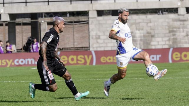 El debutante Juan Manuel Elordi maneja la pelota. Rosario Central juega ante Deportivo Riestra antes del clásico.
