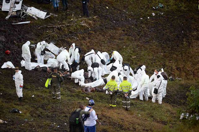 Los rescatistas trabajaron sin pausa con los restos del avión de Lamia.
