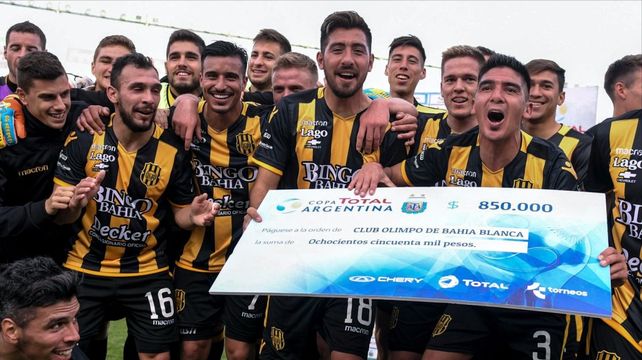 Olimpo fue un aluvión en el segundo tiempo y eliminó a Racing de la Copa Argentina