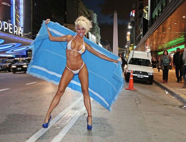 Vicky Xipolitakis se desnudó para festejar el Día de la Independencia