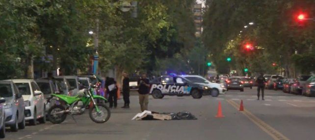 Un motociclista atropelló y mató a un cuidacoches en zona sur