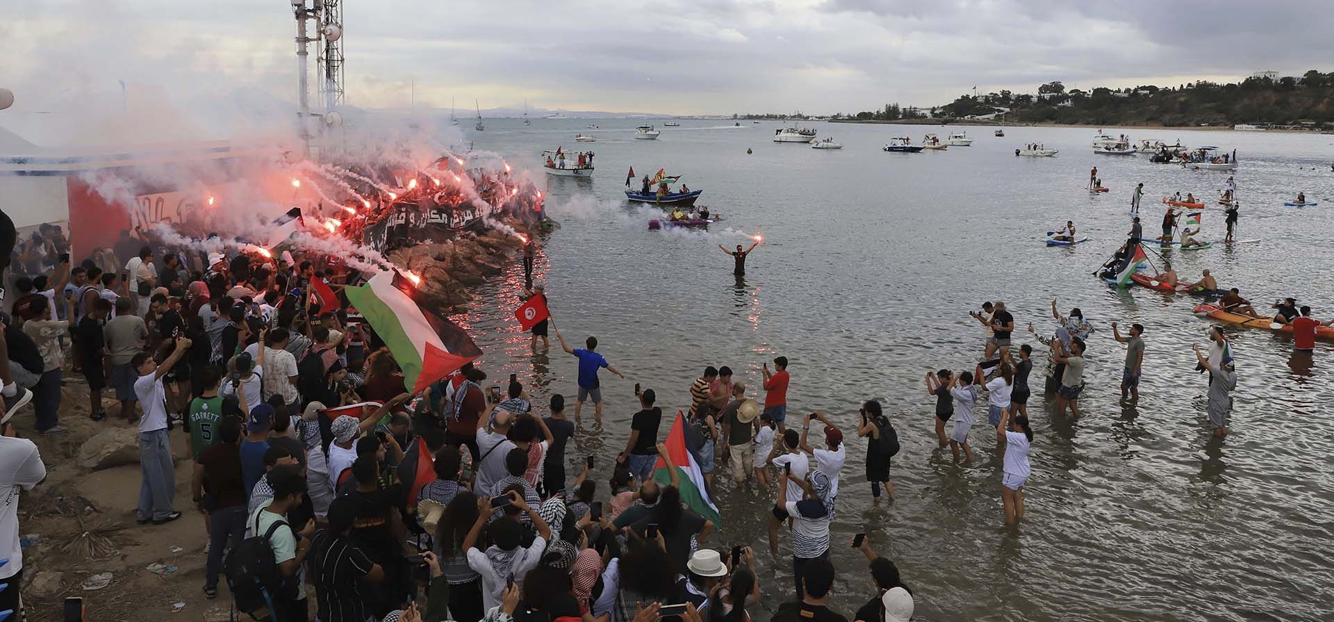 Un grupo de personas se reúne para expresar apoyo a una flotilla que busca ir a Gaza para romper el bloqueo israelí, en Sidi Bou Said, Túnez, el 10 de septiembre del 2025. (AP foto/Anis Mili) Un grupo de personas se reúne para expresar apoyo a una flotilla que busca ir a Gaza para romper el bloqueo israelí, en Sidi Bou Said, Túnez, el 10 de septiembre del 2025. (AP foto/Anis Mili)
