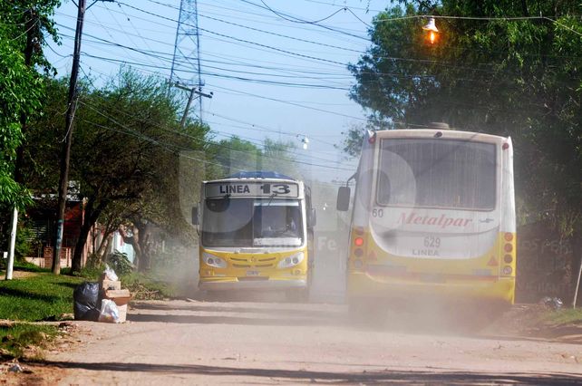 Déficit. La frecuencia del transporte público y los coches que dan el servicio se ven afectados por el estado de las calles.
