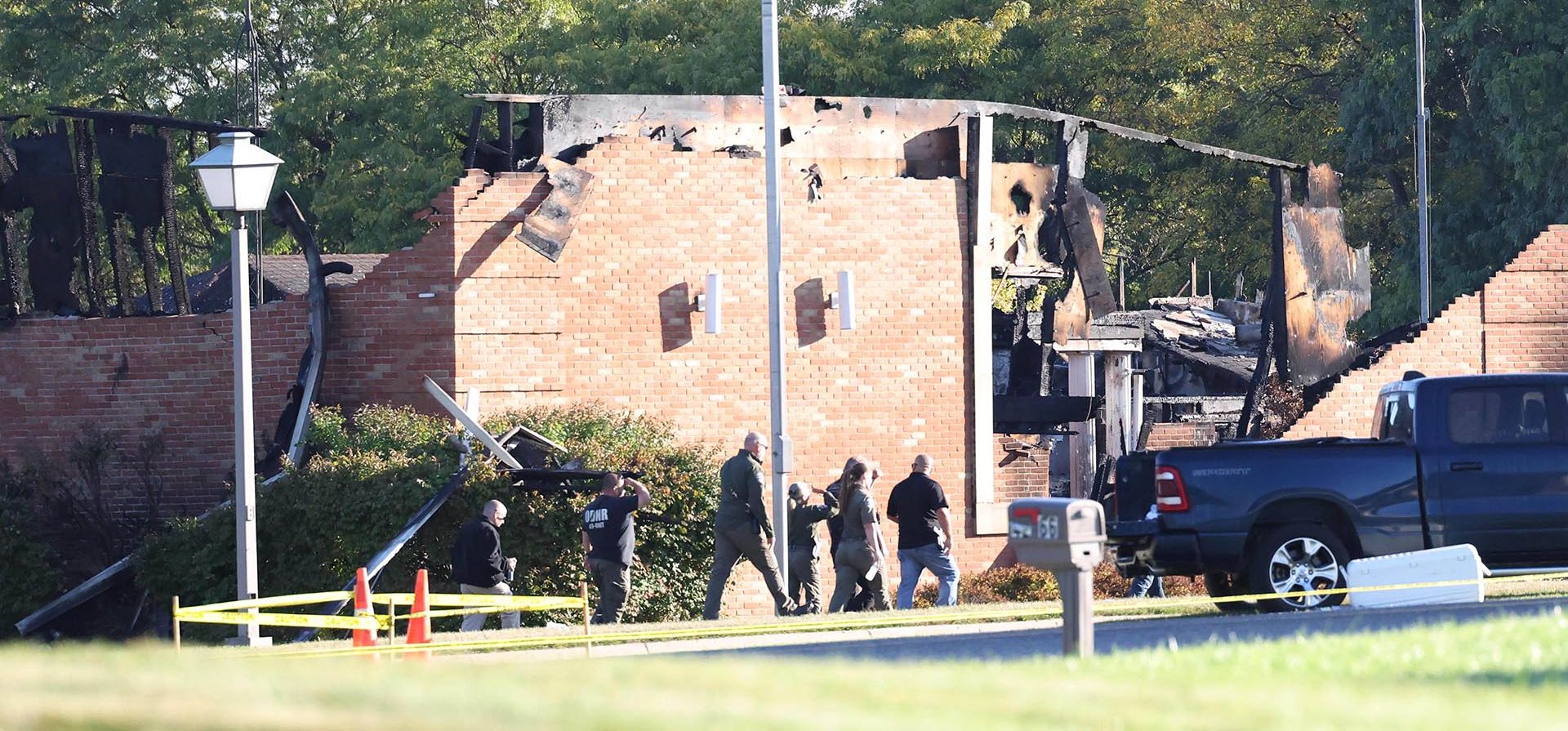 Agentes del orden caminan frente a la Iglesia de Jesucristo de los Santos de los Últimos Días, el lunes 29 de septiembre de 2025, en el municipio de Grand Blanc, Michigan. Un tiroteo seguido de incendio en una iglesia mormona dejó el saldo de al menos cuatro muertos y varios heridos. (Foto AP/Carlos Osorio) Agentes del orden caminan frente a la Iglesia de Jesucristo de los Santos de los Últimos Días, el lunes 29 de septiembre de 2025, en el municipio de Grand Blanc, Michigan. Un tiroteo seguido de incendio en una iglesia mormona dejó el saldo de al menos cuatro muertos y varios heridos. (Foto AP/Carlos Osorio)