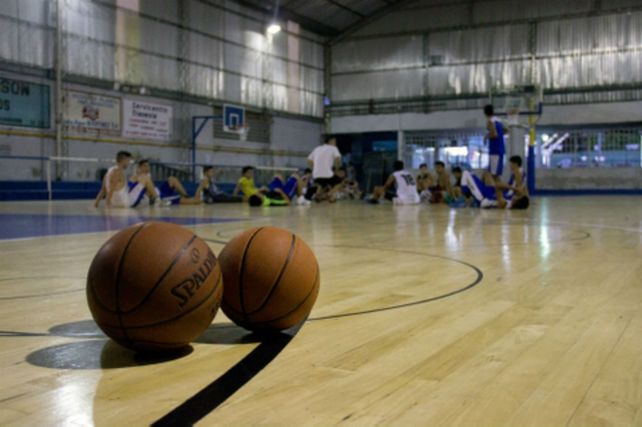 Reponer pelotas de básquet tiene un costo alto en los clubes de barrio.