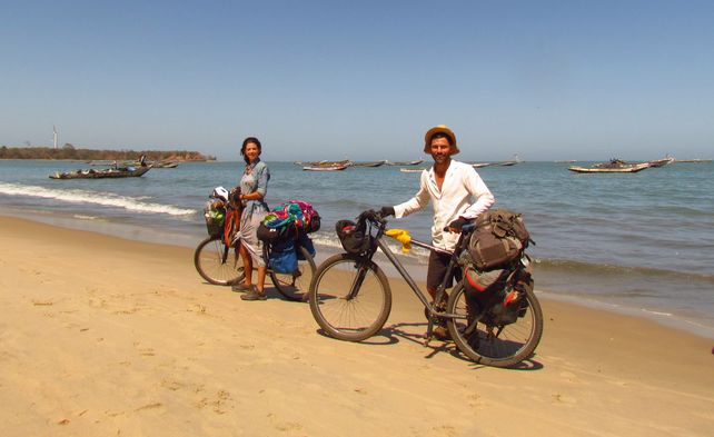 Postal. Pedaleando por las playas de Gambia disfrutaron a su paso de un paisaje encantador.