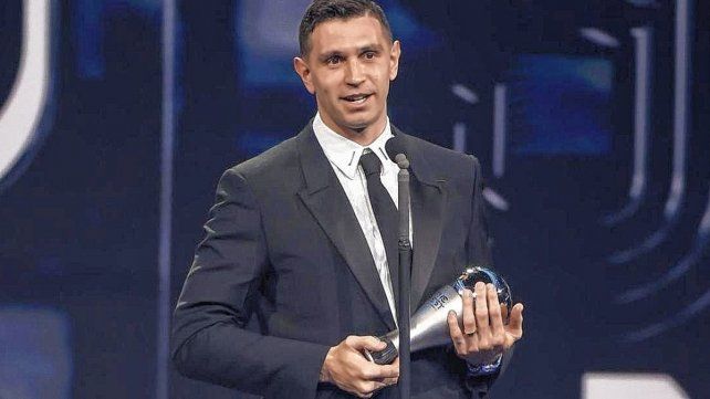 Dibu Martínez con el premio.&nbsp;