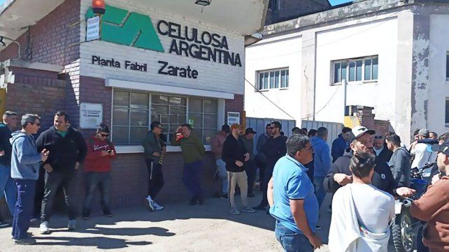 Las plantas de Celulosa&nbsp; Capitán Bermúdez y de Zárate están paralizadas desde julio. Los trabajadores solo cobraron el 30% del salario