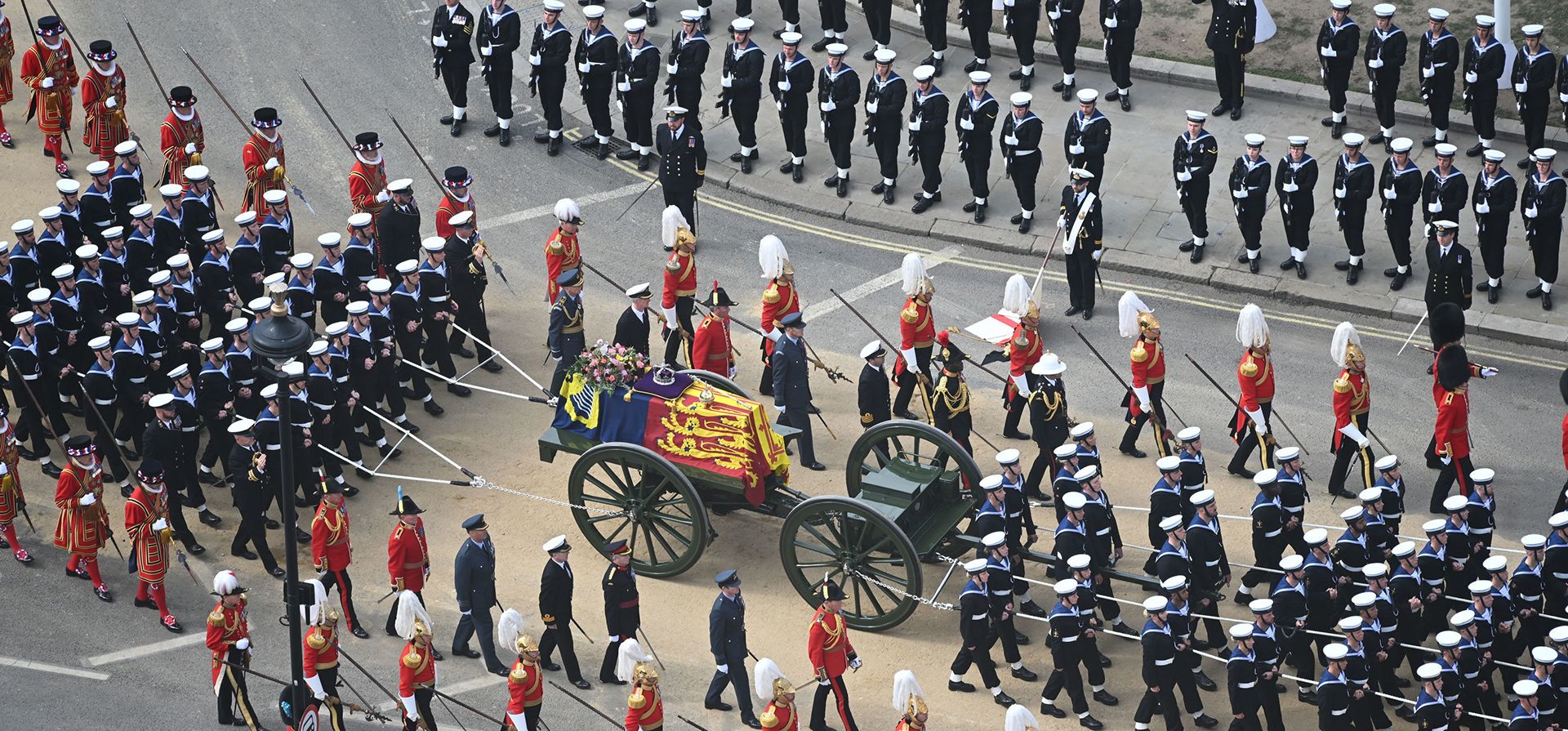 El carruaje estatal que lleva el ataúd de la reina Isabel II, envuelto en el estandarte real con la corona del estado imperial y el orbe y el cetro del soberano, sale de la Abadía de Westminster, Londres, después del funeral, el lunes de septiembre 19 de enero de 2022. (Jessica Taylor/Parlamento del Reino Unido vía AP) 