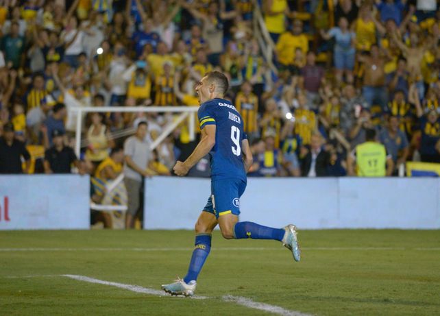 El goleador está de regreso: Central derrotó a Arsenal con un hat-trick de Marco Ruben