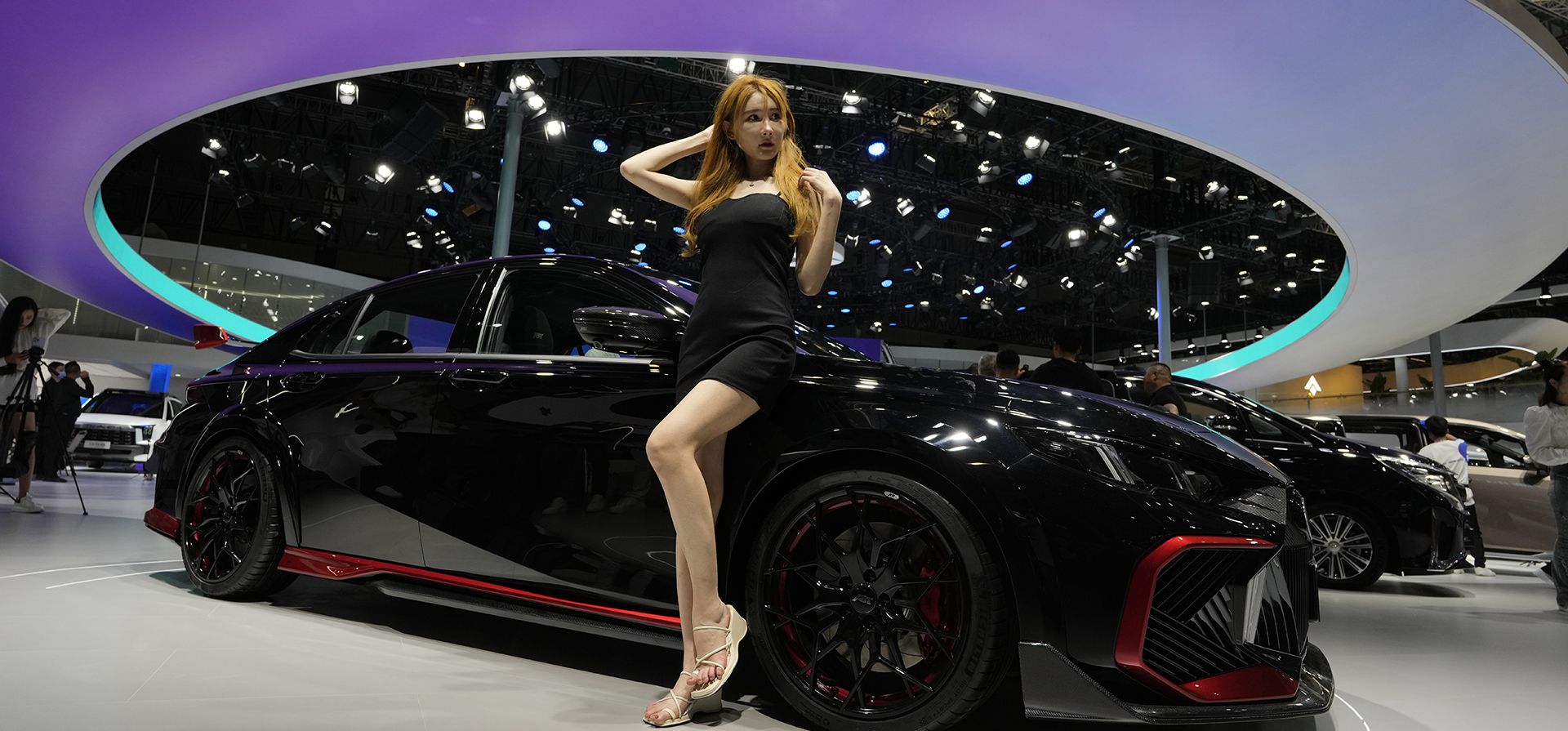 Una modelo posa para fotos en el stand del fabricante de automóviles chino GAC Trumpchi durante la exhibición Auto Shanghai 2023 en Shanghái, el miércoles 19 de abril de 2023. Los fabricantes de automóviles chinos y globales exhiben sus últimos SUV, sedanes y muscle cars en la exhibición de automóviles más grande del mundo. (Foto AP/Ng Han Guan)
