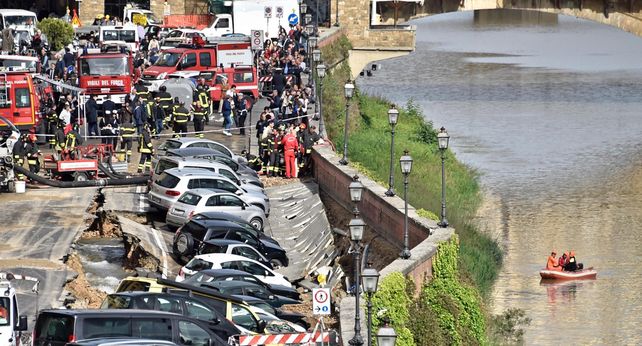 Un desplazamiento de tierra se traga una veintena de autos y deja un socavón de 200 metros en el centro de Florencia