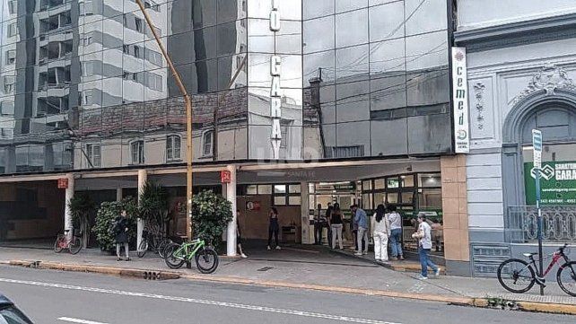 Fuerte demanda en guardias de sanatorios y clínicas de Santa Fe ante cuadros febriles compatibles con dengue.