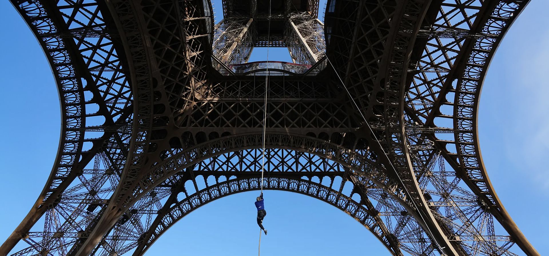 Anouk Garnier trepa por una cuerda bajo la Torre Eiffel durante un intento de batir un récord de escalada de cuerda, París, Francia. Fotografía: Laurent Cipriani/AP Anouk Garnier trepa por una cuerda bajo la Torre Eiffel durante un intento de batir un récord de escalada de cuerda, París, Francia. Fotografía: Laurent Cipriani/AP