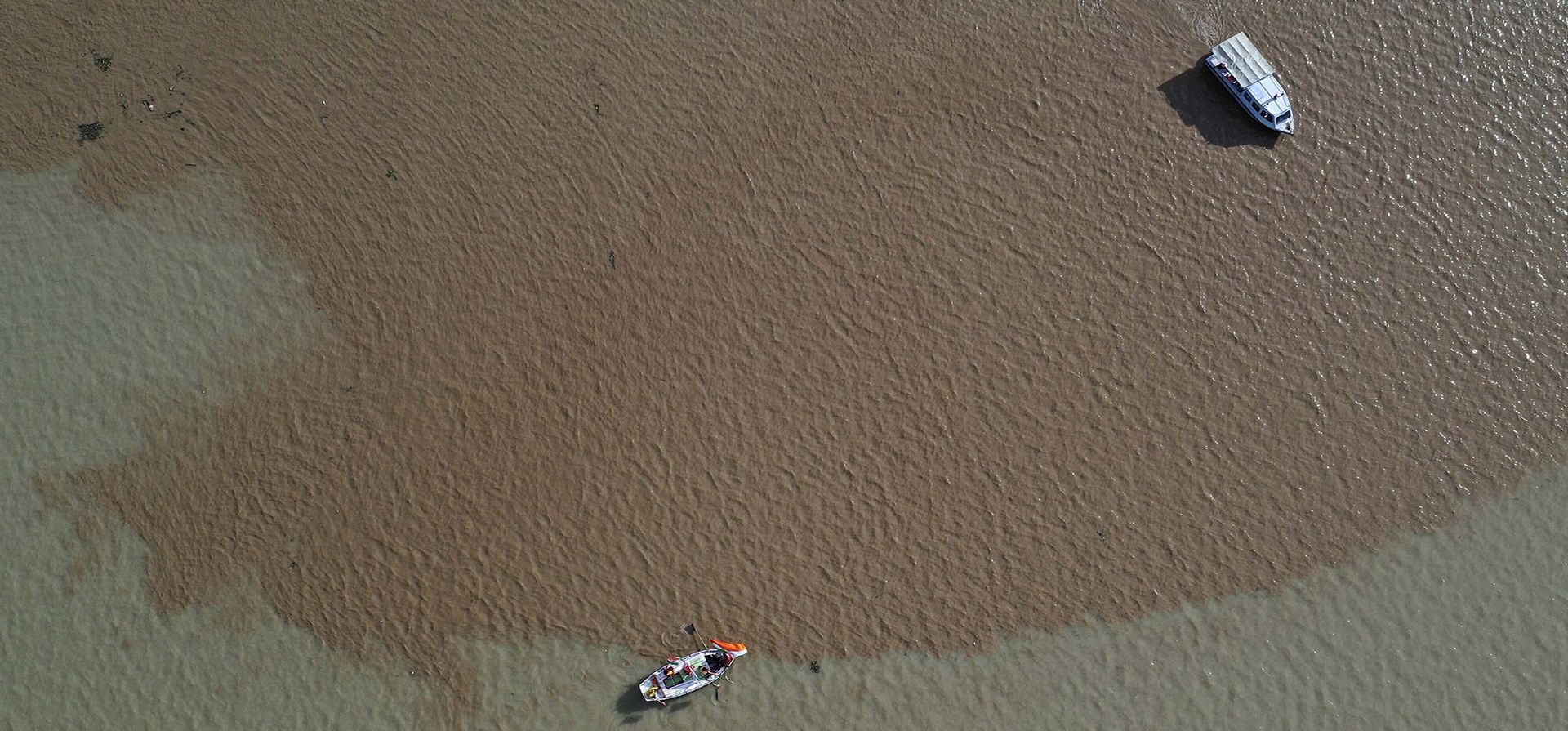 Devotos hindúes viajan en bote en Sangam, la confluencia de los ríos Ganges y Yamuna, en Prayagraj, en el estado de Uttar Pradesh, en el norte de India, el martes 16 de agosto de 2022.