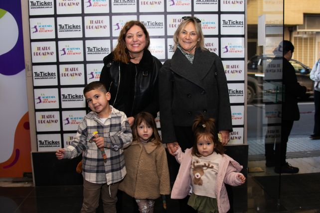 Carina Colucci, Bautista Gaudio, Tini Cuello y Magnolia Huva y Sonia Cassin